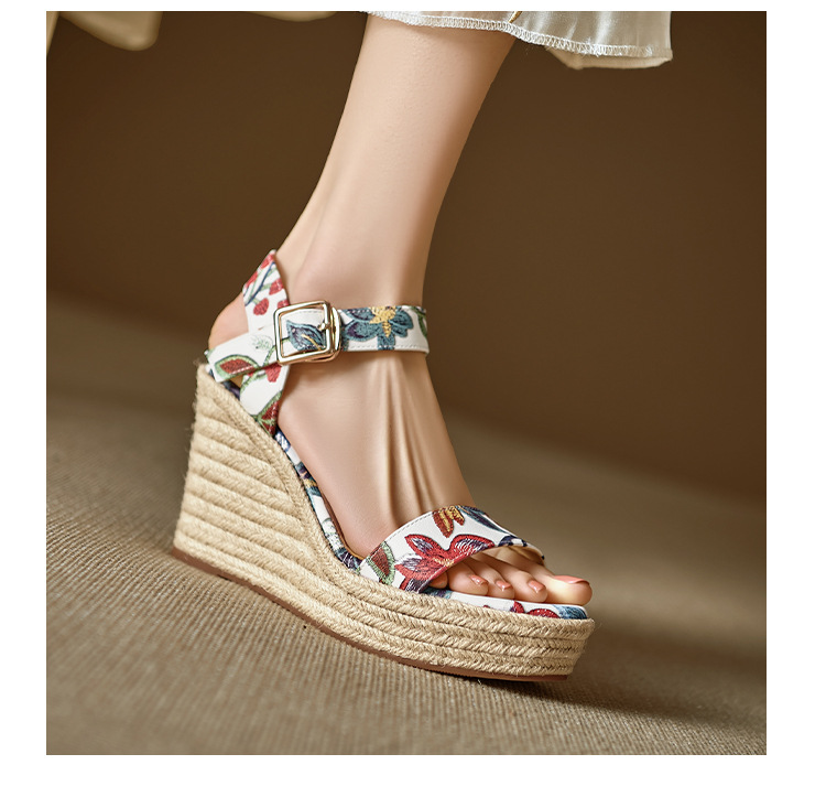 Sandal cao gót nữ hở mũi phong cách Bohemian, đế xuồng đan rơm, quai ngang khóa cài, họa tiết hoa — Xanh trắng, màu hồng nhạt chi tiết 12