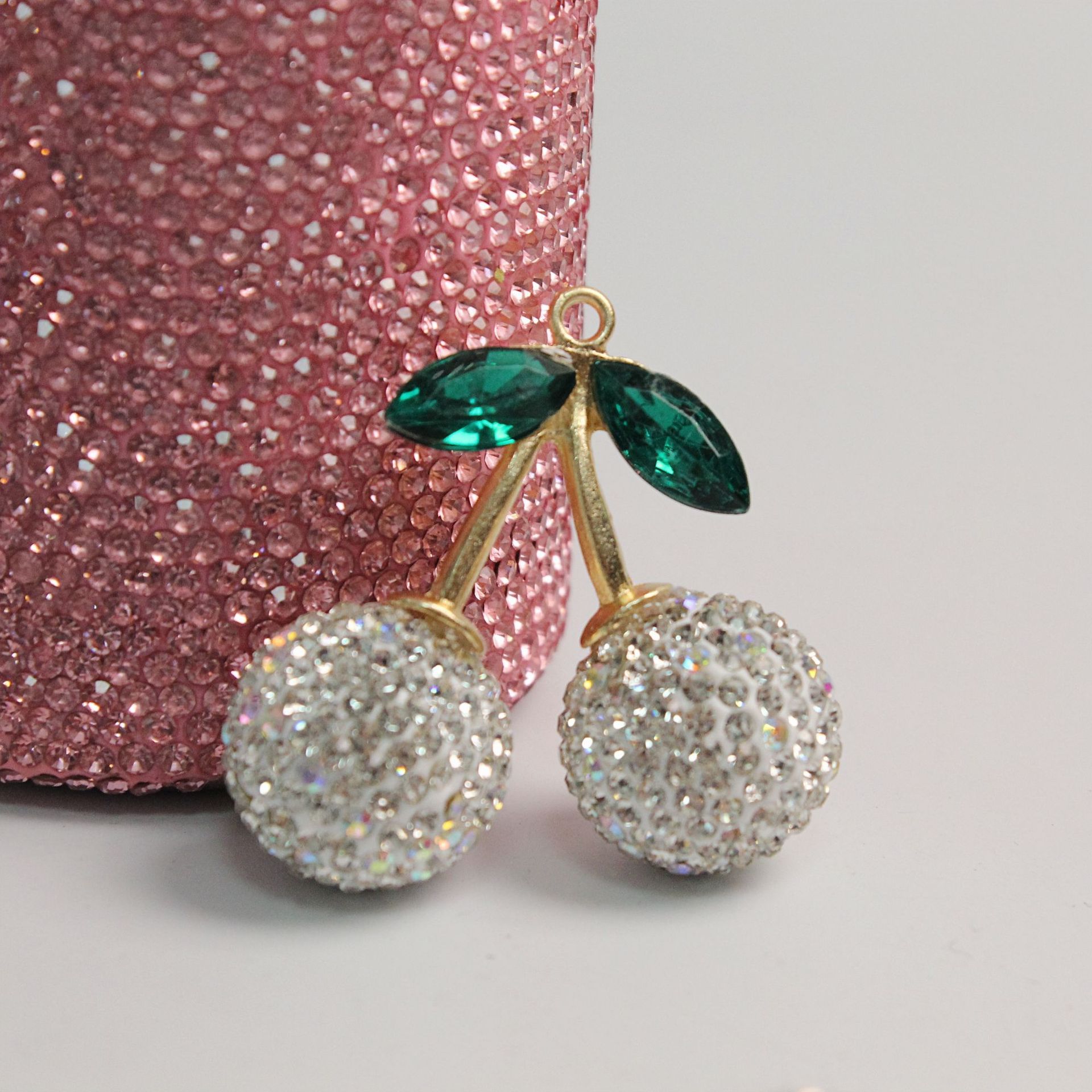 卸売りの創意アマゾンの赤いさくらんぼの爆発的なキーホルダーの部品のドリルの自動車のハンガーの女性の部品の果物