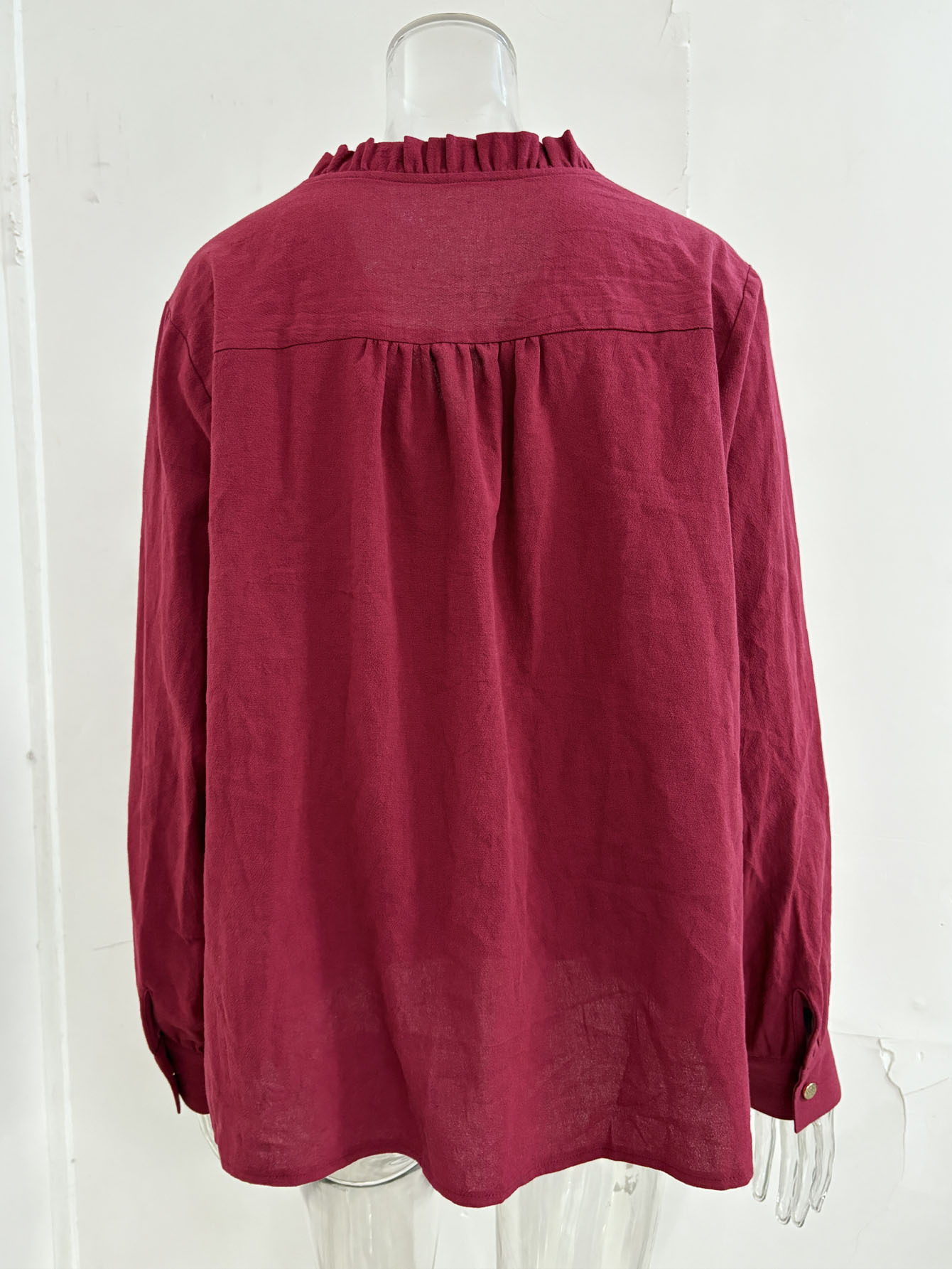 Dam blus i plus size med volangkrage och blommig spets_voghion.com