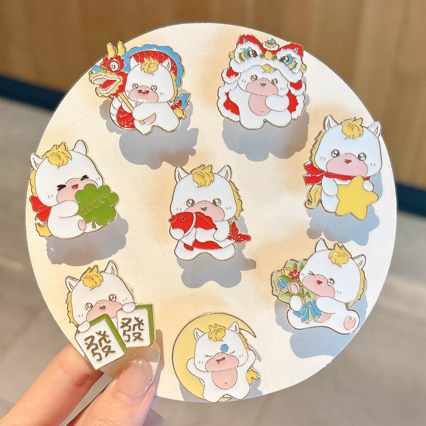 2026 año del caballo broche año nuevo año de la vida adorable cartón de dibujos animados insignia de metal bolsa ropa decoración regalos al por mayor