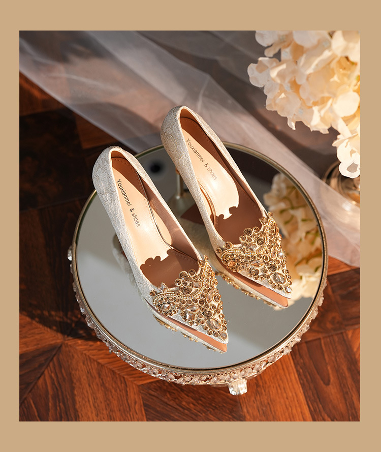 2024 Nuovo Punta Acqua Diamante Tacco Fine Seta Bordo Oro Banchetto di Nozze Scarpe da Sposa Scarpe da Damigella D'onore Rosso Celebrazione Banchetto di Nozze_voghion.com