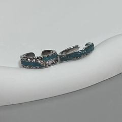 A drop-shaped ring for men, inspired by the whale that drowned in the deep blue sea in 2022, featuring a unique and sexy design with an adjustable band.