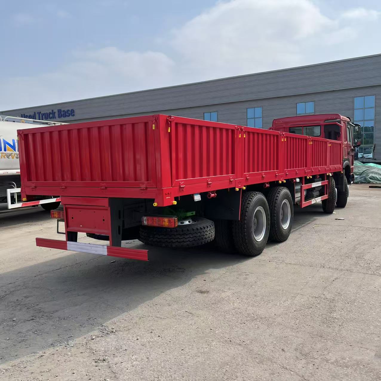 Sinotruk Howo flatbed truck, motorcycle, Hongyan Genlyon wide-body mining dump truck, procurement and transportation