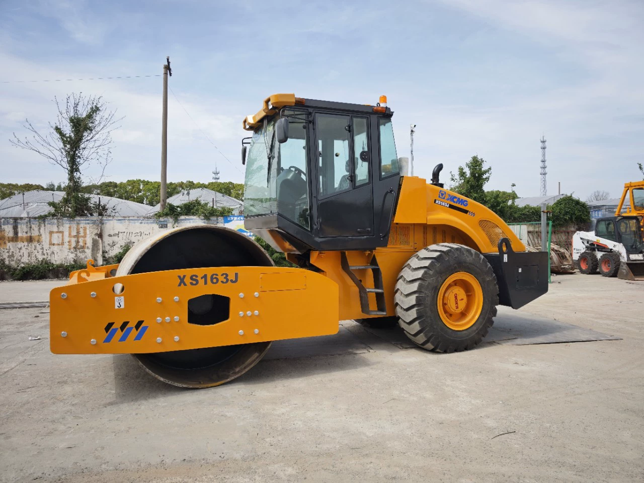 Прямые поставки из-за рубежа: виброплита XCMG XCMG163J, виброкаток 143J.