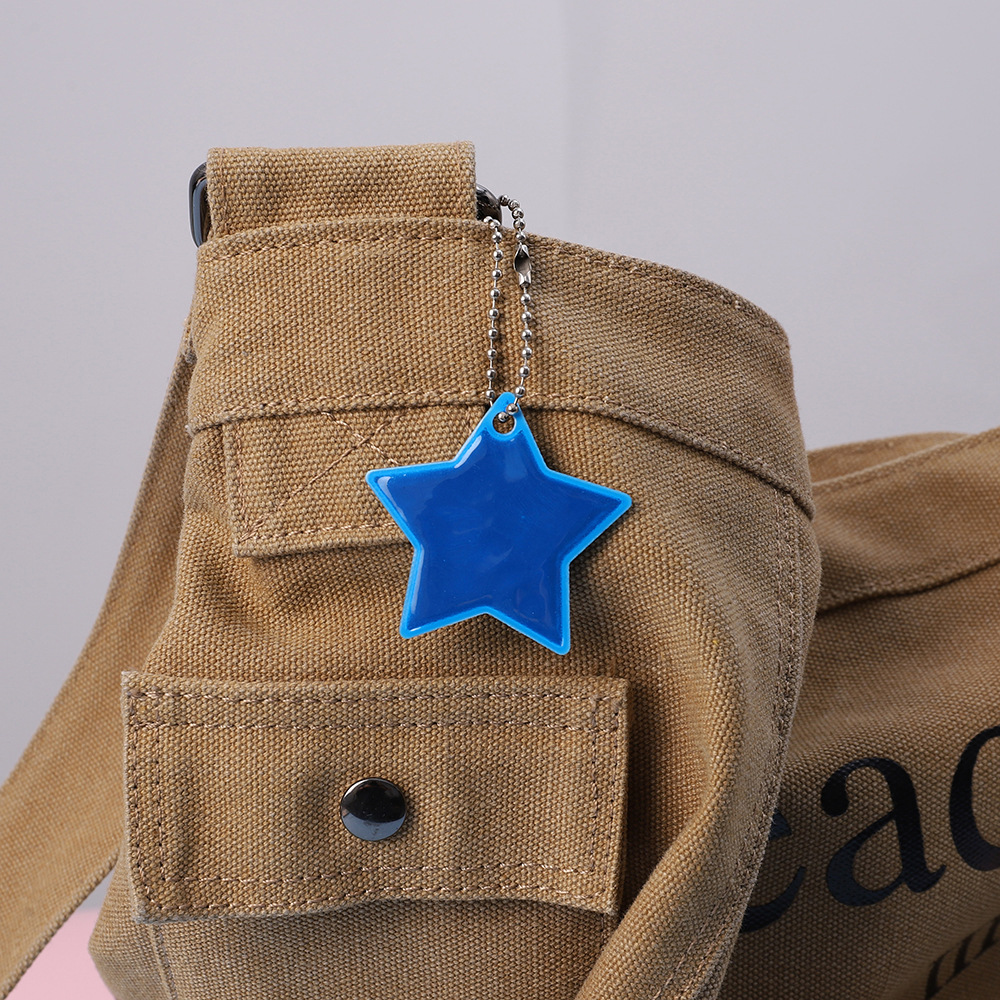 Mochila reflectante colgante creativo PVC estrella llavero noche señal de advertencia montar adornos reflector