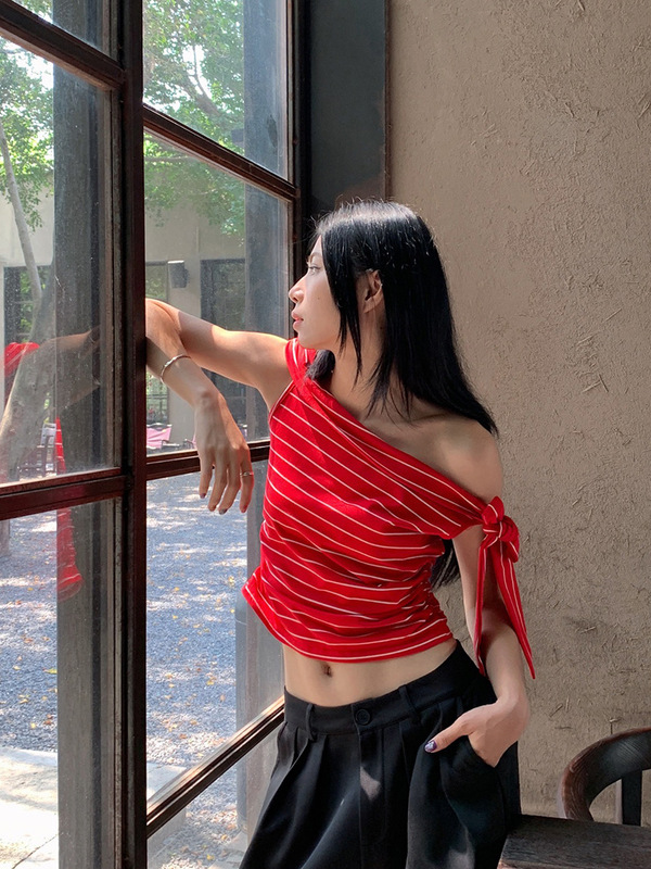 [9hour] ギャル風斜め肩ストラップストライプtシャツ女性2025夏のおしゃれな不規則な上着女性2070|undefined