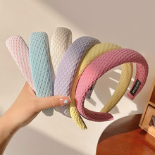 �ļ��¿��ǹ�ɫ�A����y�l������С�������ͷ�ɫ�^����Ů�İl�