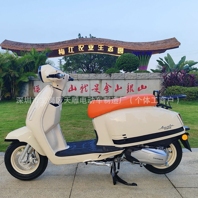 La nueva pequeña lámpara redonda de carala 125C retro pedal motocicleta puede ser la marca nacional cuatro inyección eléctrica de combustible ahorro de combustible 20