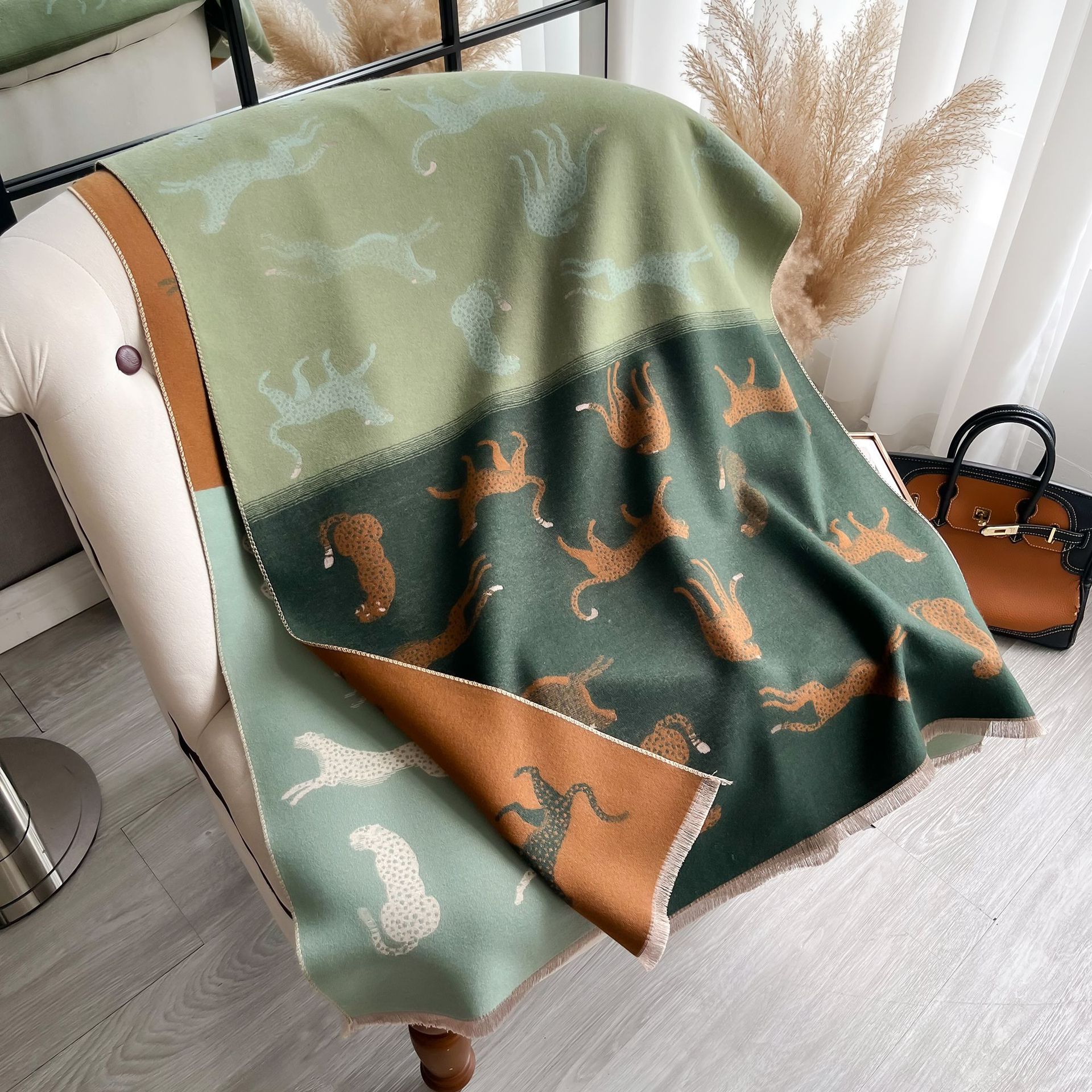 Coreana de dibujos animados de color leopardo largo engrosado bufandas cálidas mujeres retro invierno invierno imitación chal de cashmere