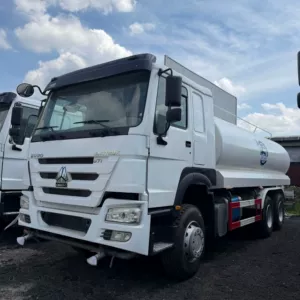 Sinotruk Howo 6*4 rear dual-axle sprinkler truck, eight-wheel multi-functional garden landscaping fog cannon dust suppression sprinkler truck