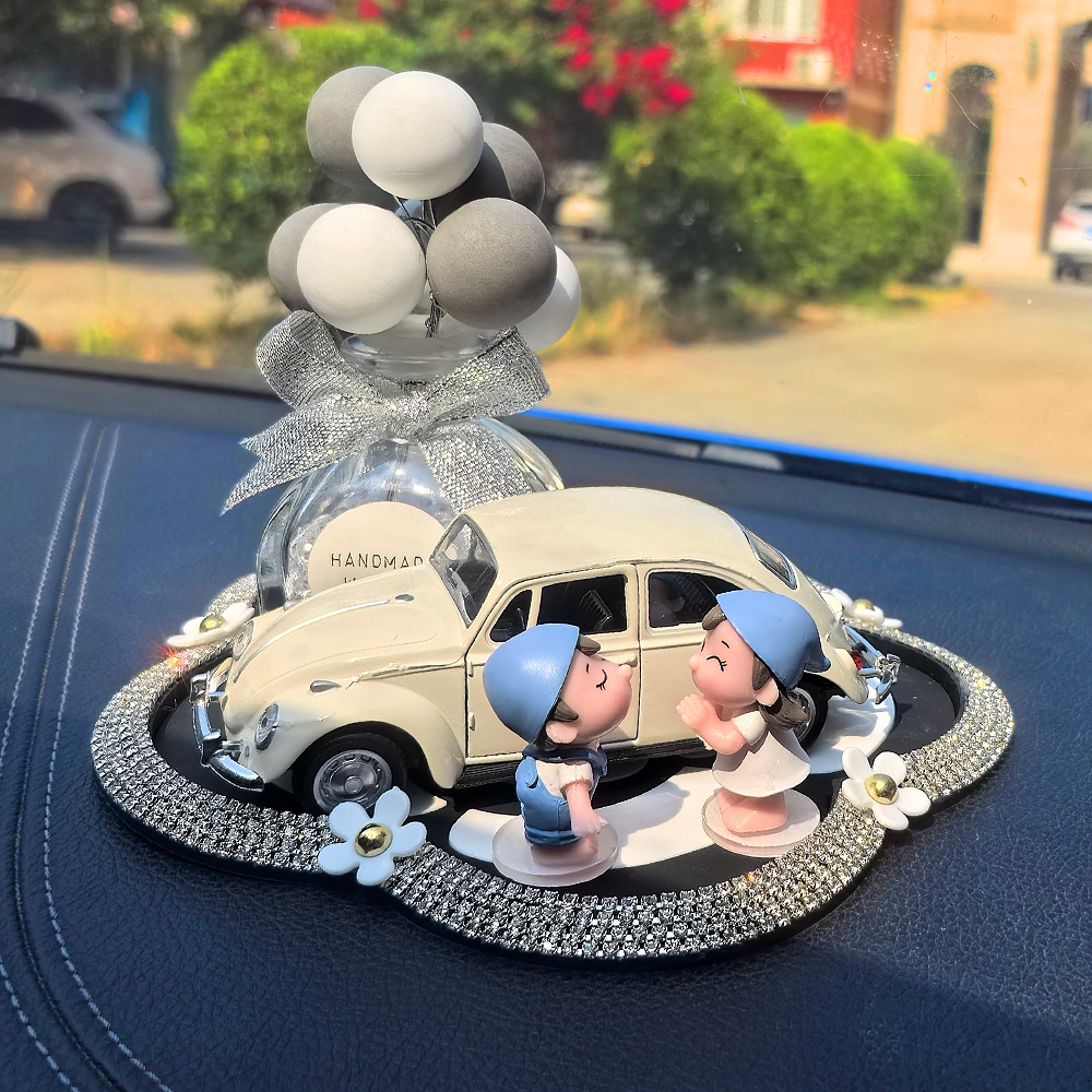 Adorno de automóviles encantador perfumes clásicos de automóviles con diamantes, consola central, decoración interior de pequeños globos frescos