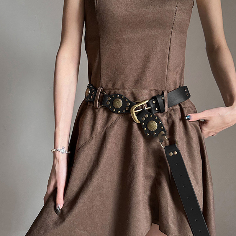 Cinturón de mujer 2025 nuevo estilo de alta sensación con faldas jeans con remaches accesorios de nicho de estilo de tierra de desecho de la moda de cinturón de cuero