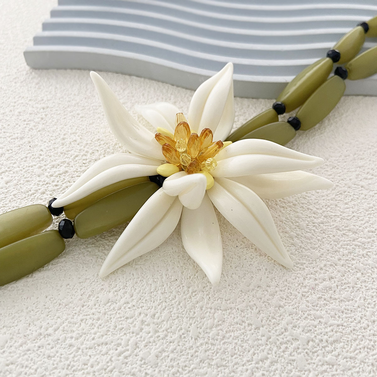 Flower Pattern Elegant Streetwear Flower Resin Beaded Chain Statement Necklaces Wholesale