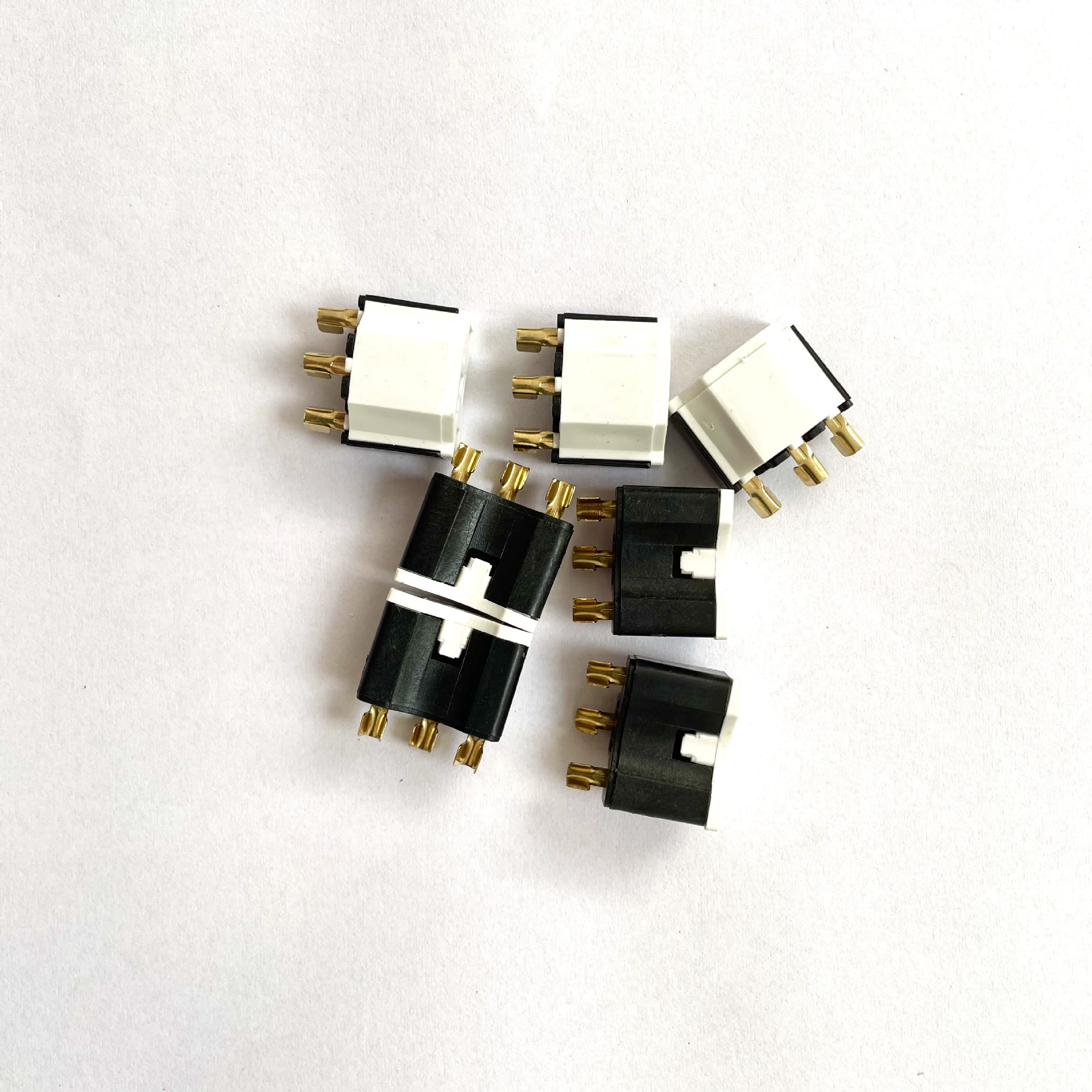 Клемма с суфиксированным контактом. Внутренняя заглушка с внутренней рамой. Четырехсторонняя медная суфиксирующая клемма.