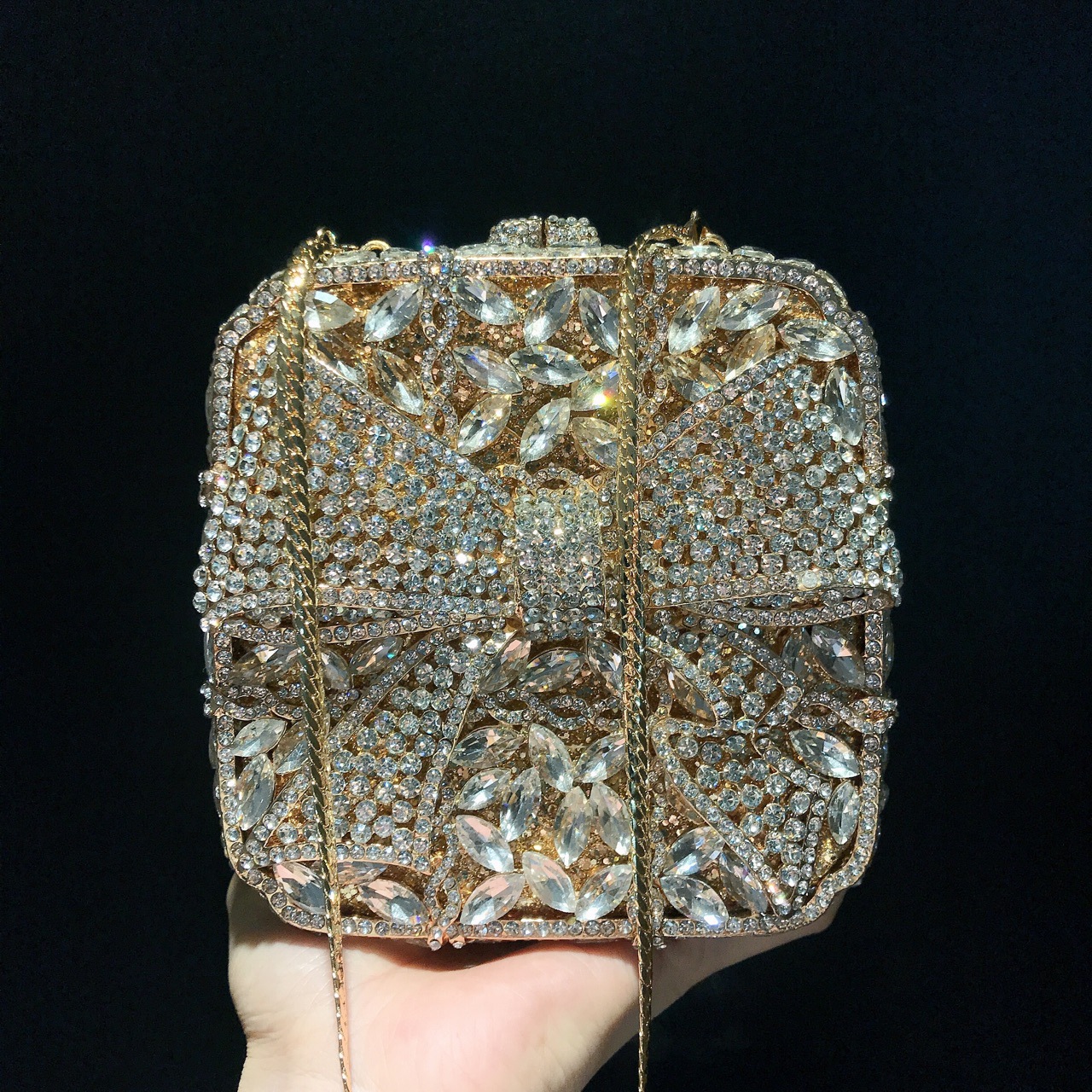 Túi clutch dạ tiệc hình hộp quà nơ đính đá kim cương nhân tạo — Vàng kim AB chi tiết 9