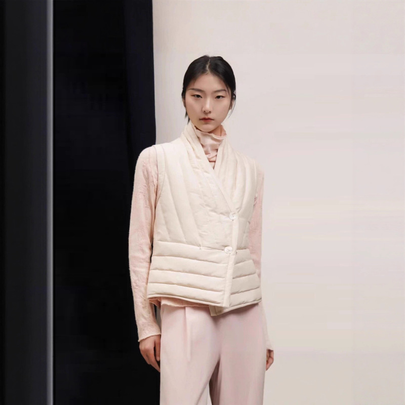 White Duck down Vest for Women, High-End 90% down Filling, Outerwear for Autumn and Winter, Short Style for Petite Figures, V-Neck, 2025 Collection