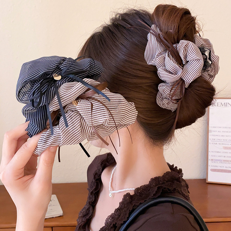 Korean-style unique and beautiful bow hair clip with a high-end feel, stylish and elegant shark clip design for the back of the head