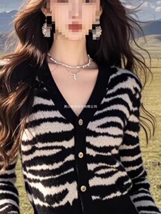 �ﶬ�OӋ��С�����ÿ��L�����º�ɫ�I���ð��R�yᘿ��_��Ů