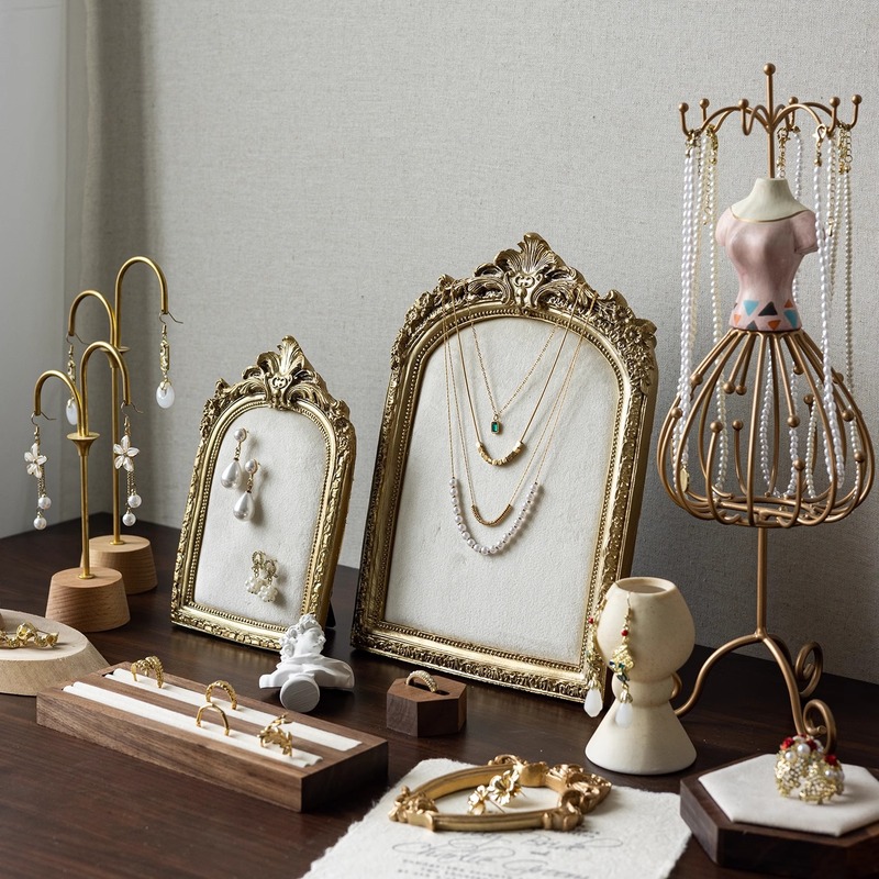 金色のレトロなフォトフレームのジュエリー展示棚は壁に掛けられます。|undefined