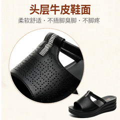 媽媽拖鞋女夏季坡跟防滑軟底真皮中年人外穿2024新款中跟時尚涼拖