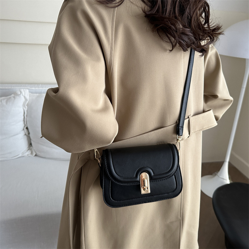 Bolsos pequeños súper calientes para mujer otoño e invierno retro todo-fósforo 2024 nueva moda bolso de mensajero de un solo hombro popular este año