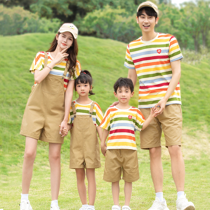 Una familia de tres o cuatro celebridades de Internet, ropa para padres e hijos, top de manga corta para niños a rayas de verano 2025, versión coreana de los overoles de madre e hija