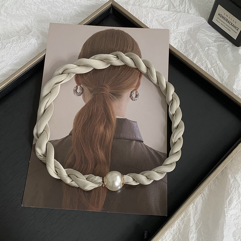 Pañuelo de seda con collar de perlas tortas Primavera y verano Nuevos productos Temperamento de moda Decoración multifuncional Pañuelo de seda con hebilla magnética para mujer