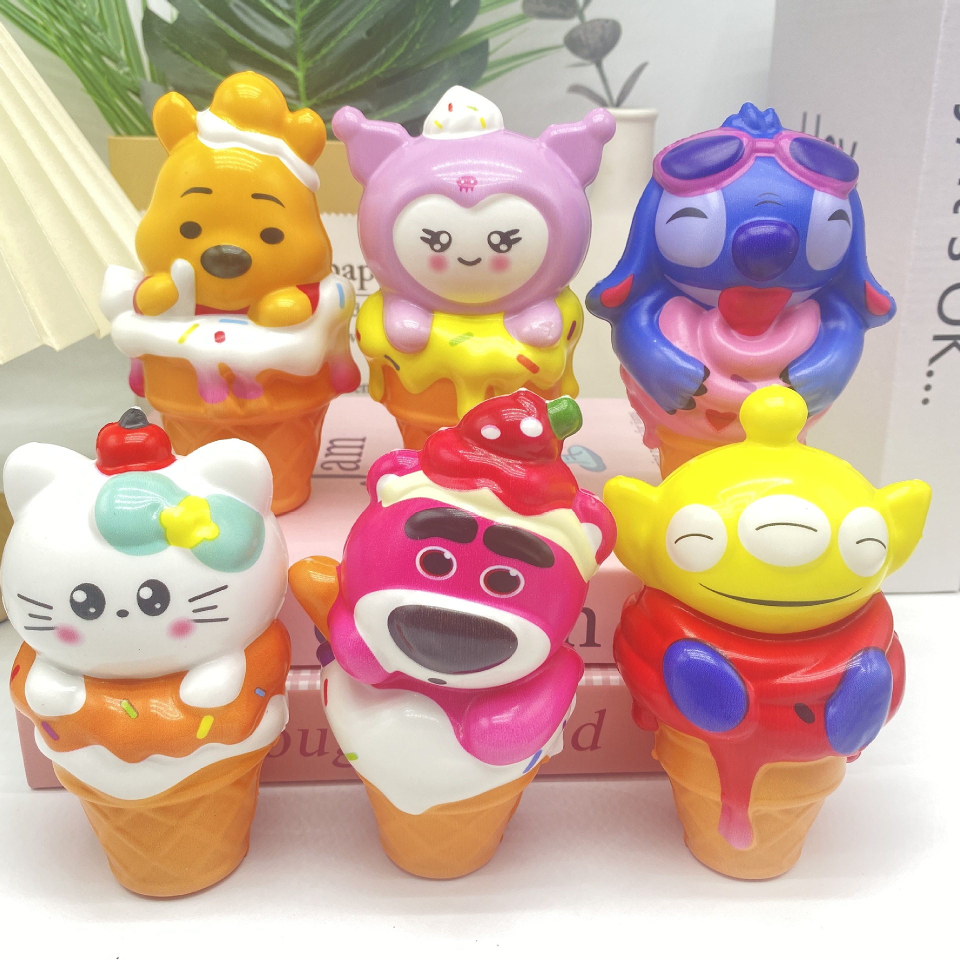 Jugues de helado pellizco Levinia Strawberry Bear Star Karby creativo muñeca de dulces adornos hechos a mano tres ojos
