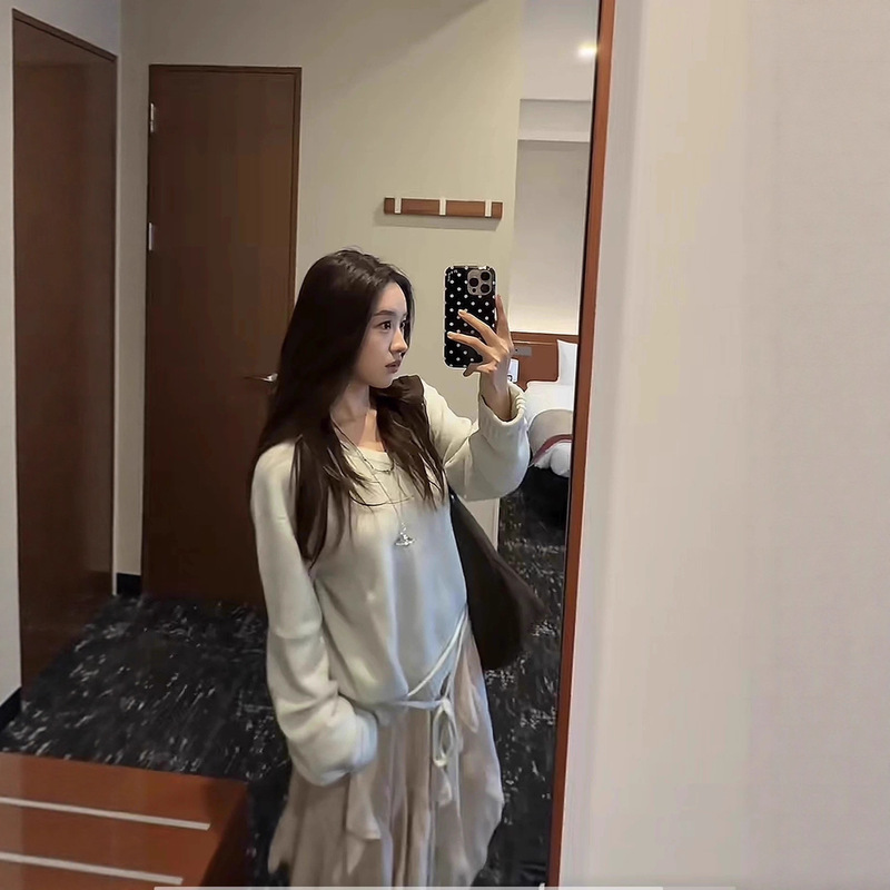 Teng Jie's Same Style V-Neck Mint Green Sweater, Korean Designer Le17Se**Re Wool Lace-Up Knitwear