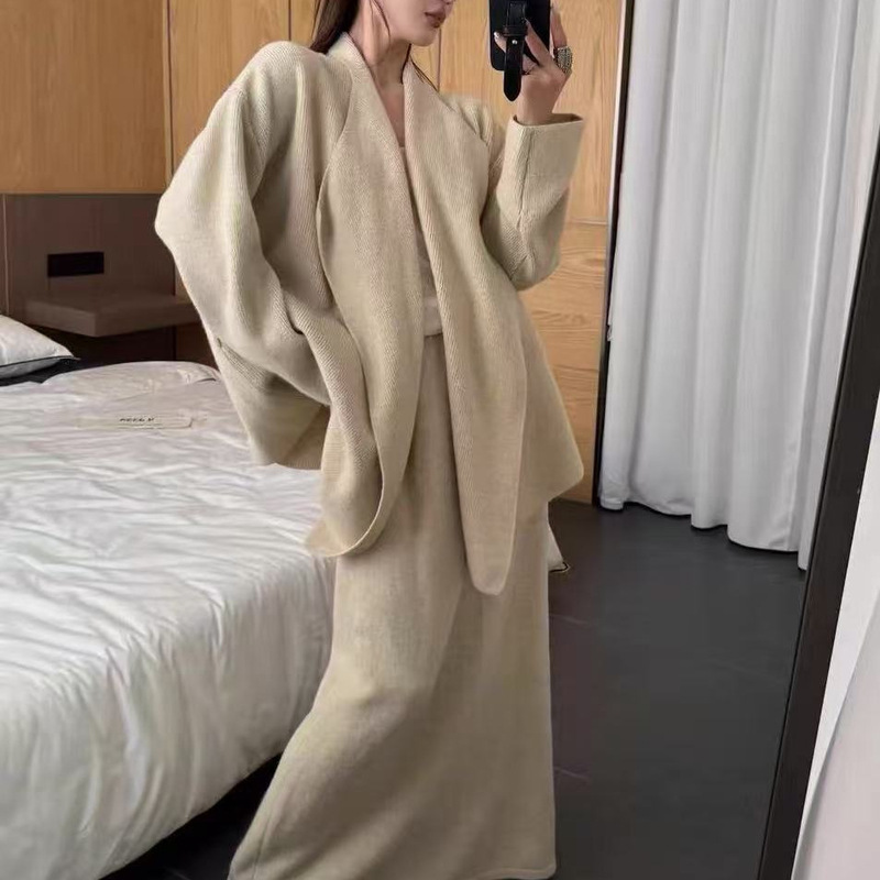 Korean-style knitted cardigan, loose-fitting, mid-length, women's two-piece set for autumn/winter 2026, featuring a relaxed and stylish design Korean-style knitted cardigan, loose-fitting, mid-length, women's two-piece set for autumn/winter 2026, featuring a relaxed and stylish design
