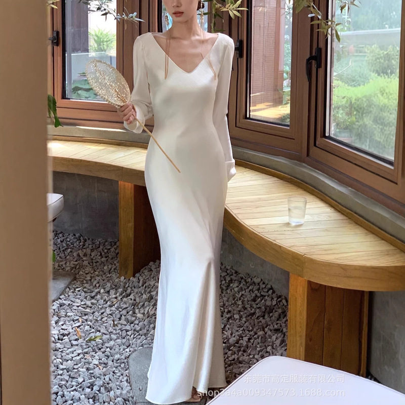 High-End Acetate V-Neck Satin One-Piece Dress with Elegant Bias-Cut Long Skirt and Fishtail Design, Exuding a Sophisticated French Style High-End Acetate V-Neck Satin One-Piece Dress with Elegant Bias-Cut Long Skirt and Fishtail Design, Exuding a Sophisticated French Style