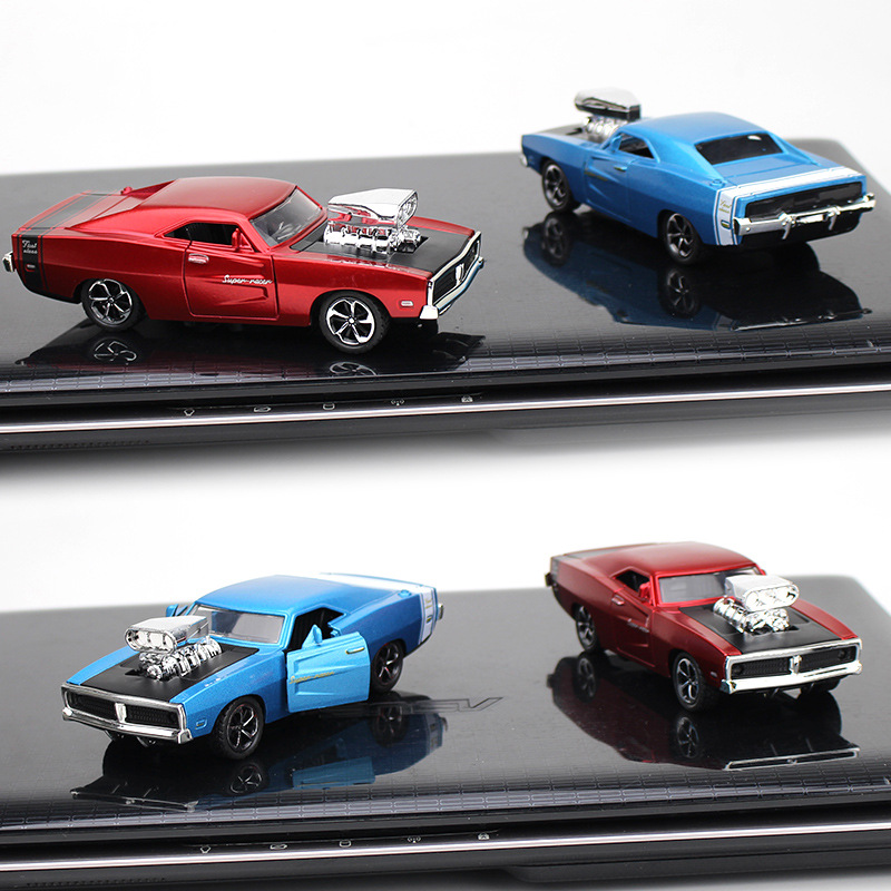 Реальні знімки автомобіля зі сплаву Dodge в червоному і синьому кольорі