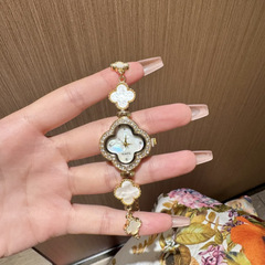 赤い本の熱い販売の四つ葉の草の手のチェーンの時計の女性のファッションの軽い豪華な入れるドリルは貝の母の腕時計のネットの赤い石英の時計を引き出します。