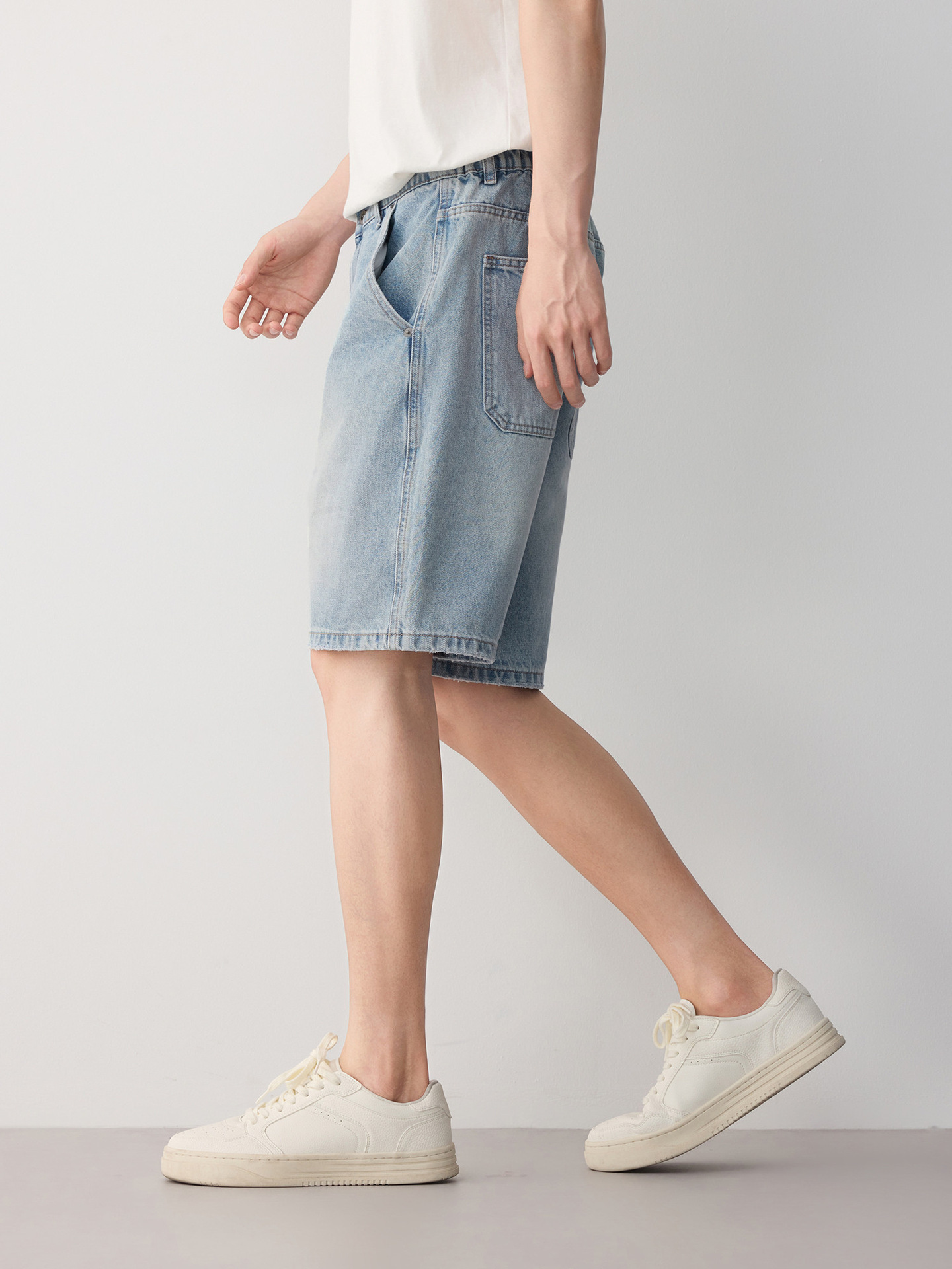 Quần short jean nam phong cách công sở thông minh, chất vải mài mòn — màu xanh nhạt
