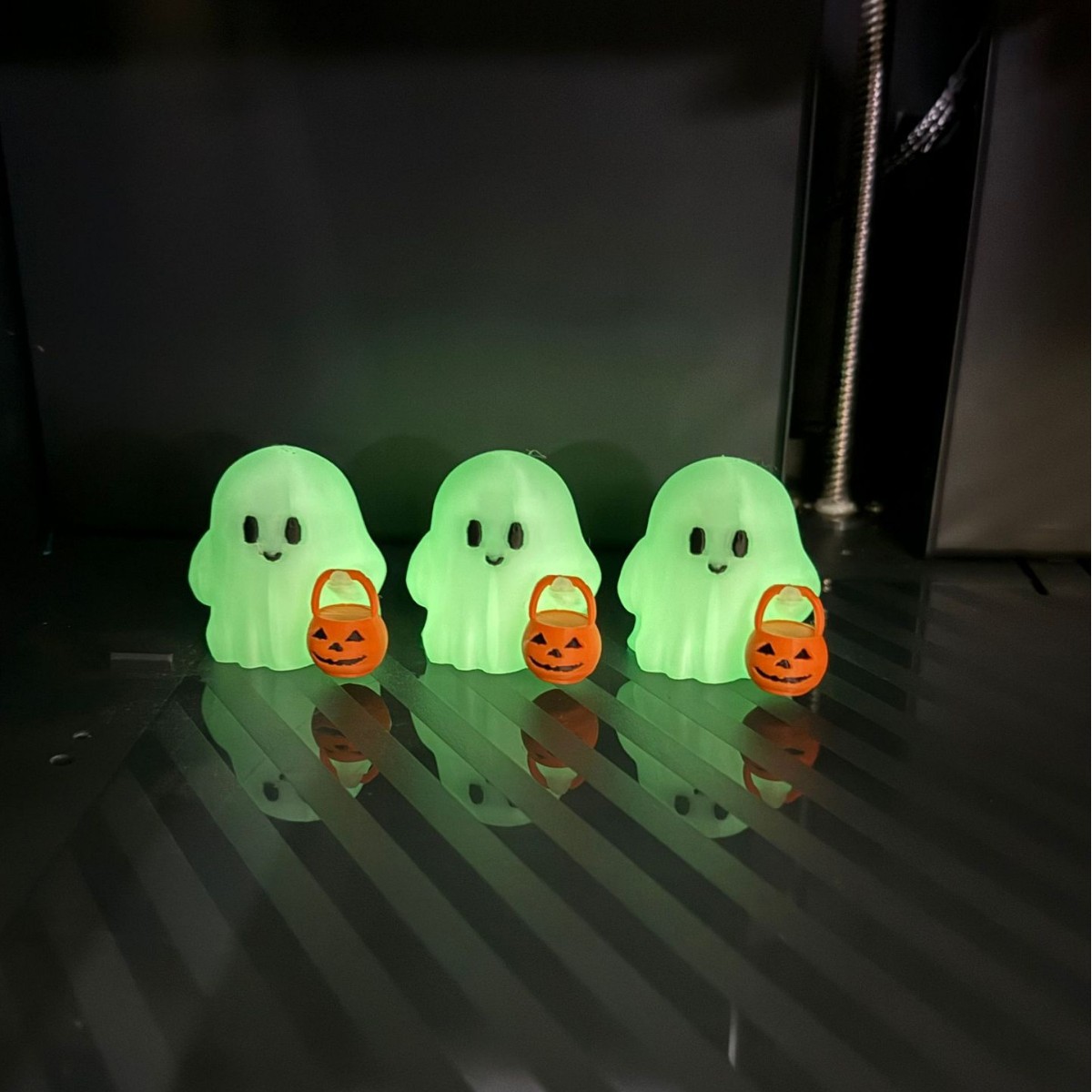 유령이 들고 있는 호박(야광 스타일)