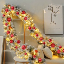 加密白色植绒高端圣诞藤条圣诞装饰节日氛围炫彩红果雪景发光装饰