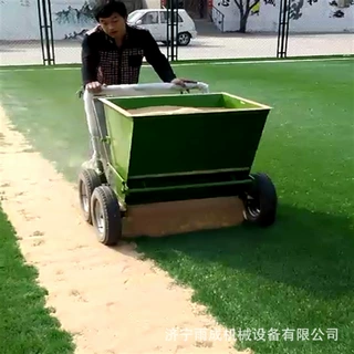 高尔夫球场草坪充沙机 电动草坪冲砂机 足球场座驾式充砂梳草机