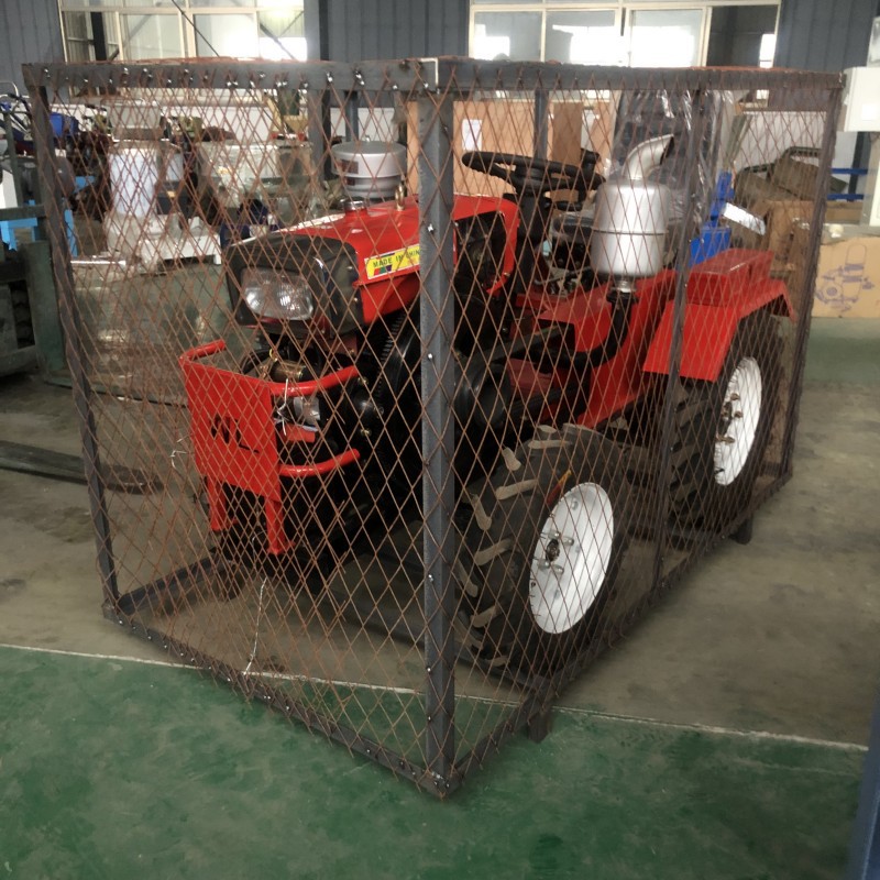 El cuerpo es corto y el tractor agrícola de cuatro ruedas con marco corto es conveniente para trabajar en el invernadero.
