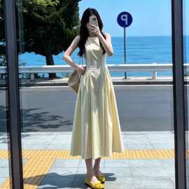 多巴胺黄色无袖背心连衣裙子女夏季2026新款法式巨好看掐腰长裙