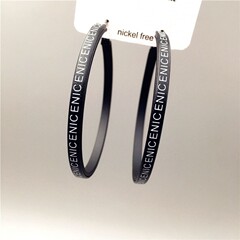 つや消しの黒いアルファベットの皮質の大きい輪のイヤリングは耳輪の気質を誇張して簡単にします。