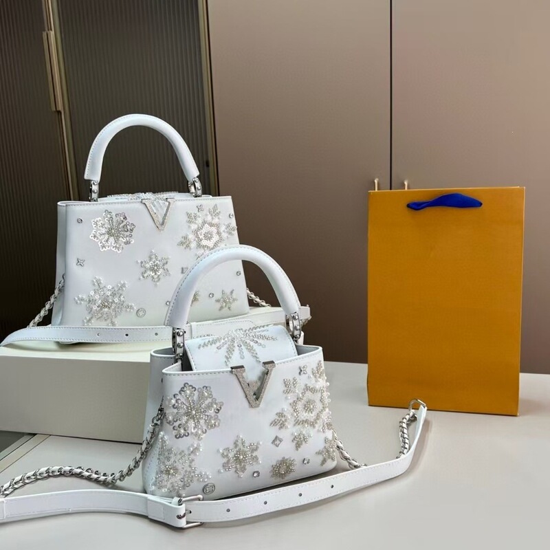 25 New European and American products: CAP luxury lady bag, V-shaped bag, diamond-embellished handbag, shoulder and crossbody bag, versatile women's killer bag 25 New European and American products: CAP luxury lady bag, V-shaped bag, diamond-embellished handbag, shoulder and crossbody bag, versatile women's killer bag