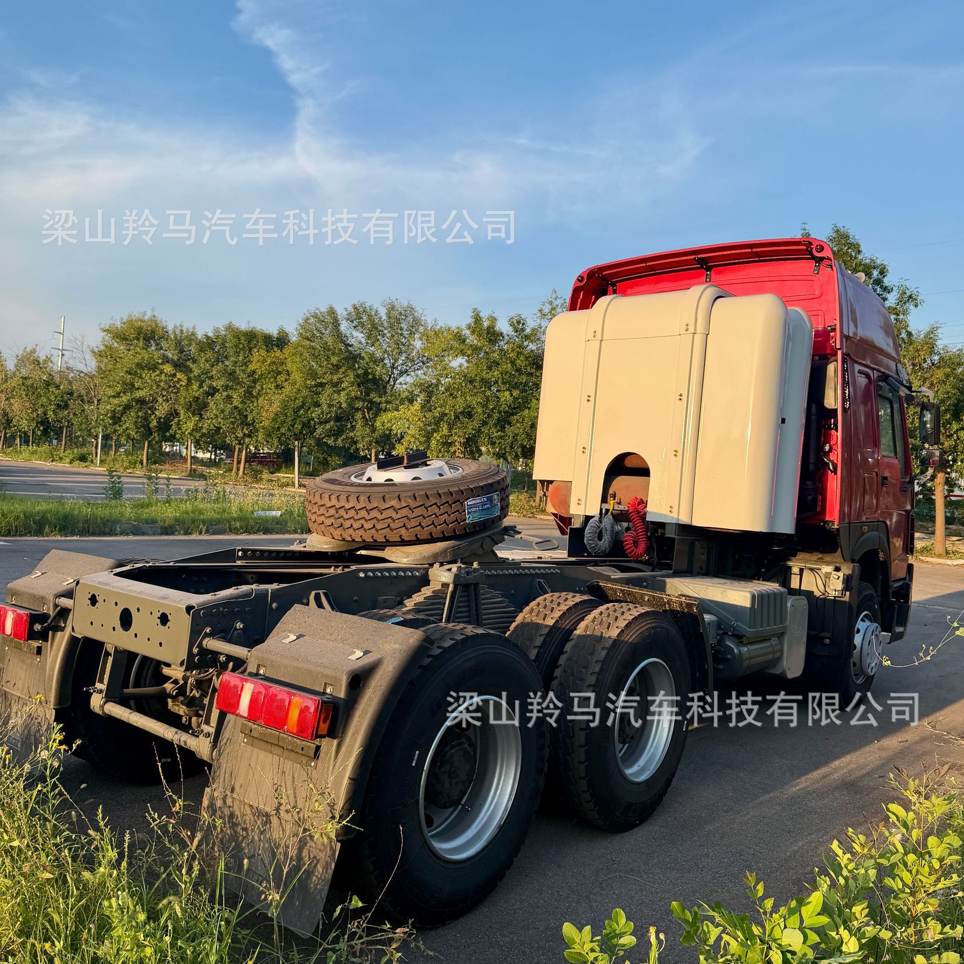 Supply of Sinotruk HOWO6X4 tractor heads, semi-trailer heavy-duty trailer heads, container truck heads with 420 horsepower
