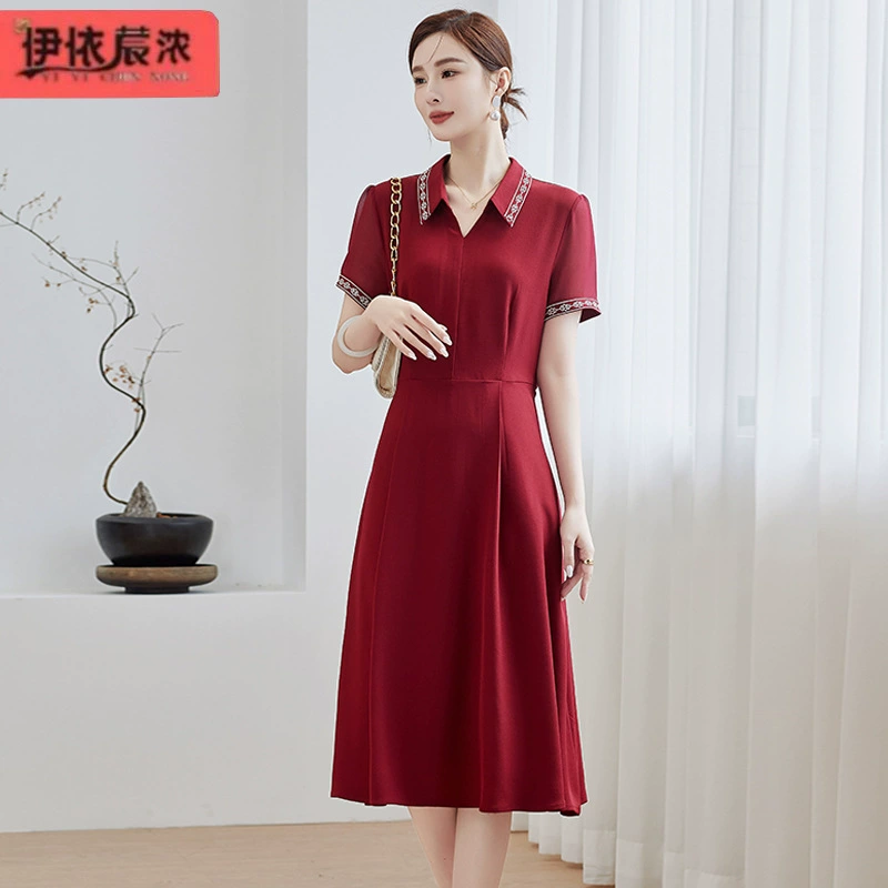 Темперамент мамы в платье с короткими рукавами с отворотом и короткими рукавами