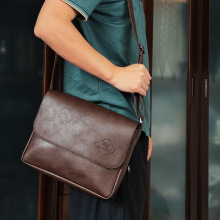 2025新款男士简约单肩斜跨包潮流日韩英伦斜挎背包复古男女邮差包