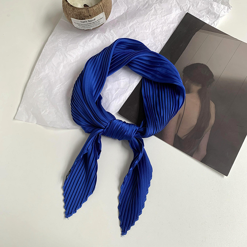 Pañuelo de seda de alta calidad nuevo estilo de color sólido arrugado bufanda de seda para mujer bufanda en forma de diamante versión coreana de la bufanda de seda de imitación pequeña bufanda en la cabeza banda para el cabello