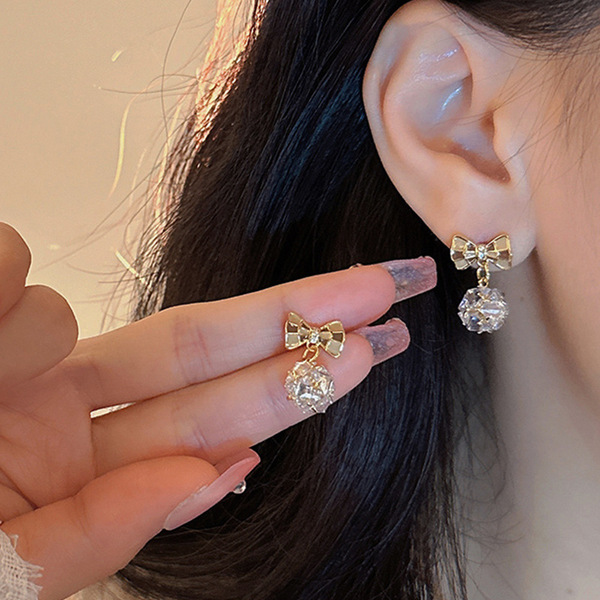 Sophisticated earrings with bow with zircon