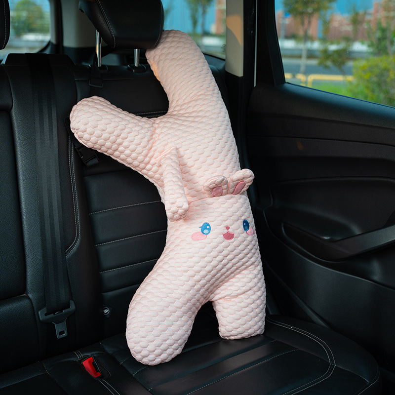 子供の車は枕を抱いて赤ちゃんの車を枕にして寝ている神器の車のシートベルトの後ろの列は首を絞めて洗うことができます。|undefined