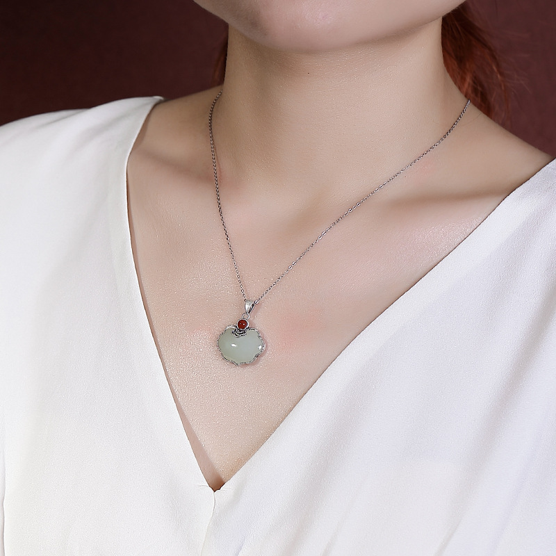 Mặt dây chuyền bạc S925 hình hươu bạc đính ngọc bích Hòa Điền đỏ, phong cách cổ điển thanh lịch — Mặt dây chuyền (không có dây chuyền)