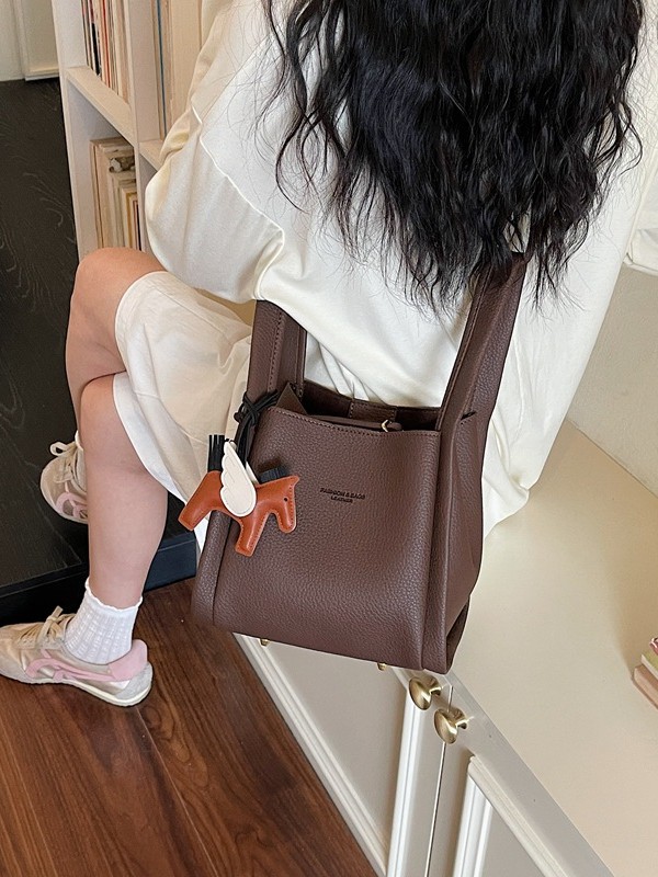 Este año popular simple bolso de cubo portátil para mujeres 2026 nuevo estilo de alto nivel lichi estampado lujoso mochila de hombro
