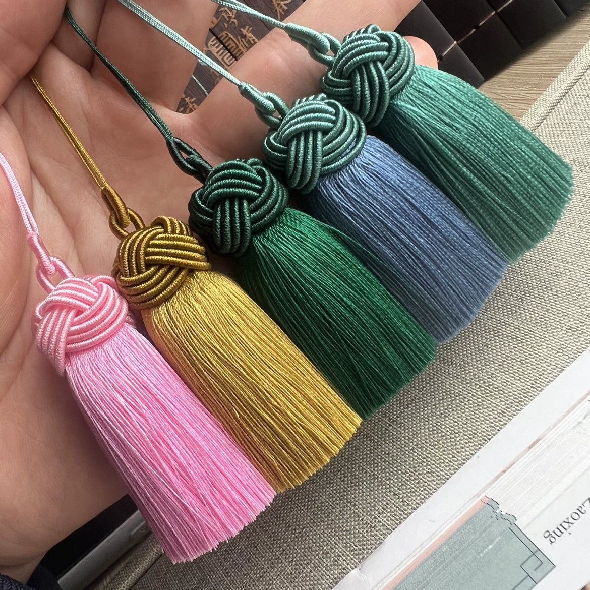 Кулон с кисточками орех, украшения, брелок